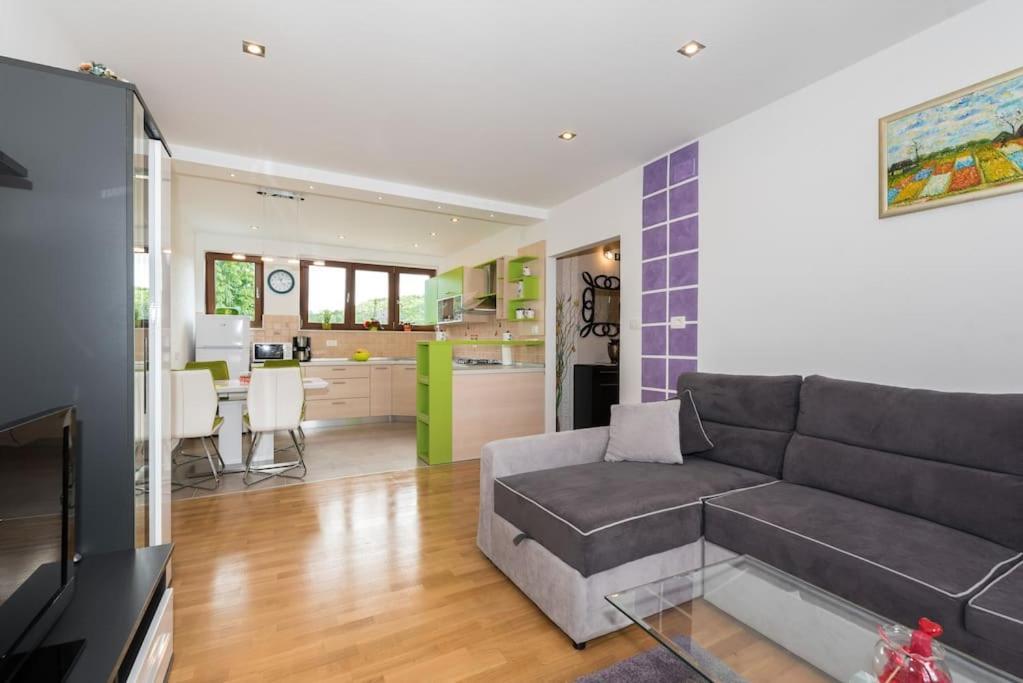 One Bedroom Apartment Kristina Labin  Exterior foto